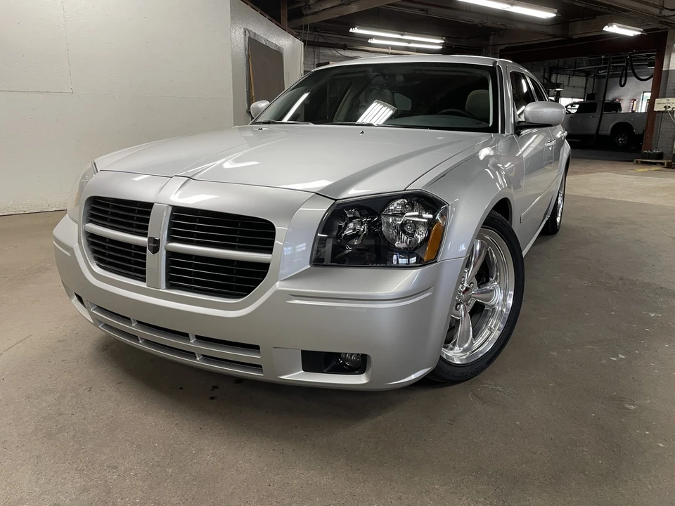 2005 Dodge Magnum 2nd Gen Wagon - Image 2 of 31