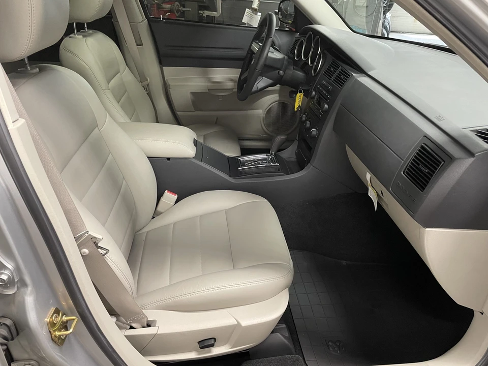 2005 Dodge Magnum 2nd Gen Wagon - Image 24 of 31