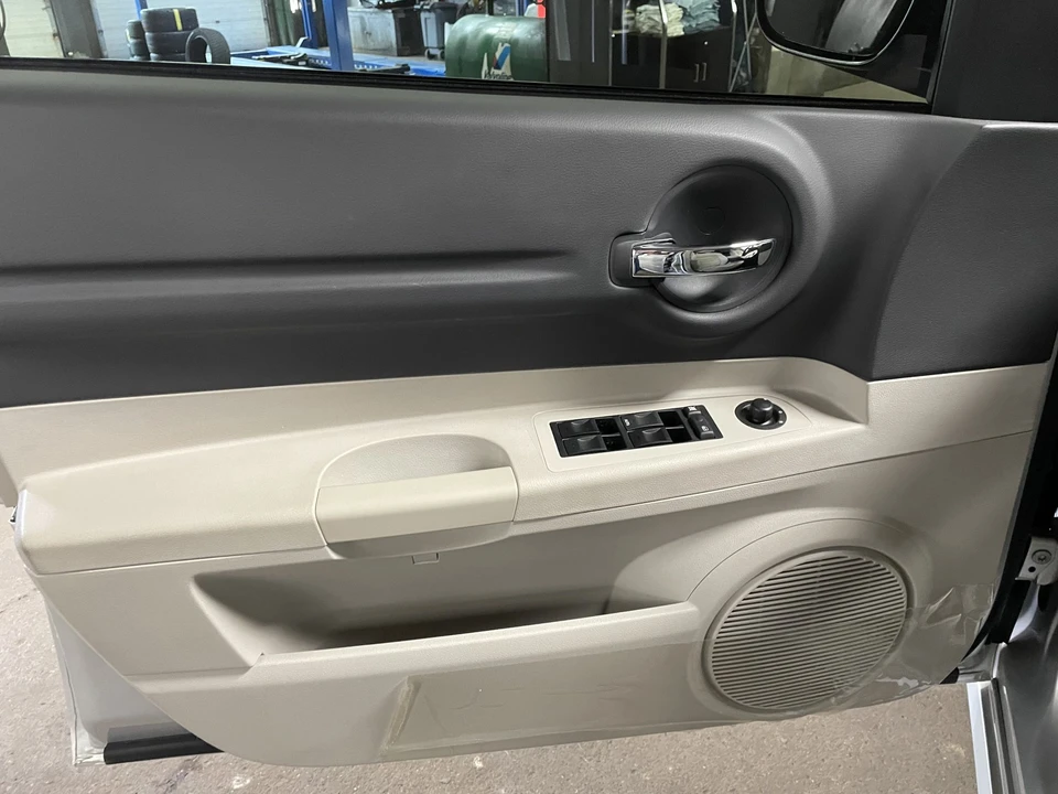 2005 Dodge Magnum 2nd Gen Wagon - Image 23 of 31