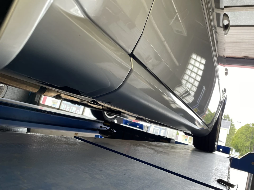 2005 Dodge Magnum 2nd Gen Wagon - Image 13 of 31