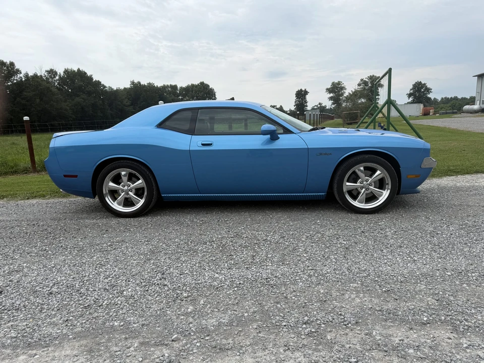 2010 Dodge Challenger 3rd Gen - Image 7 of 31
