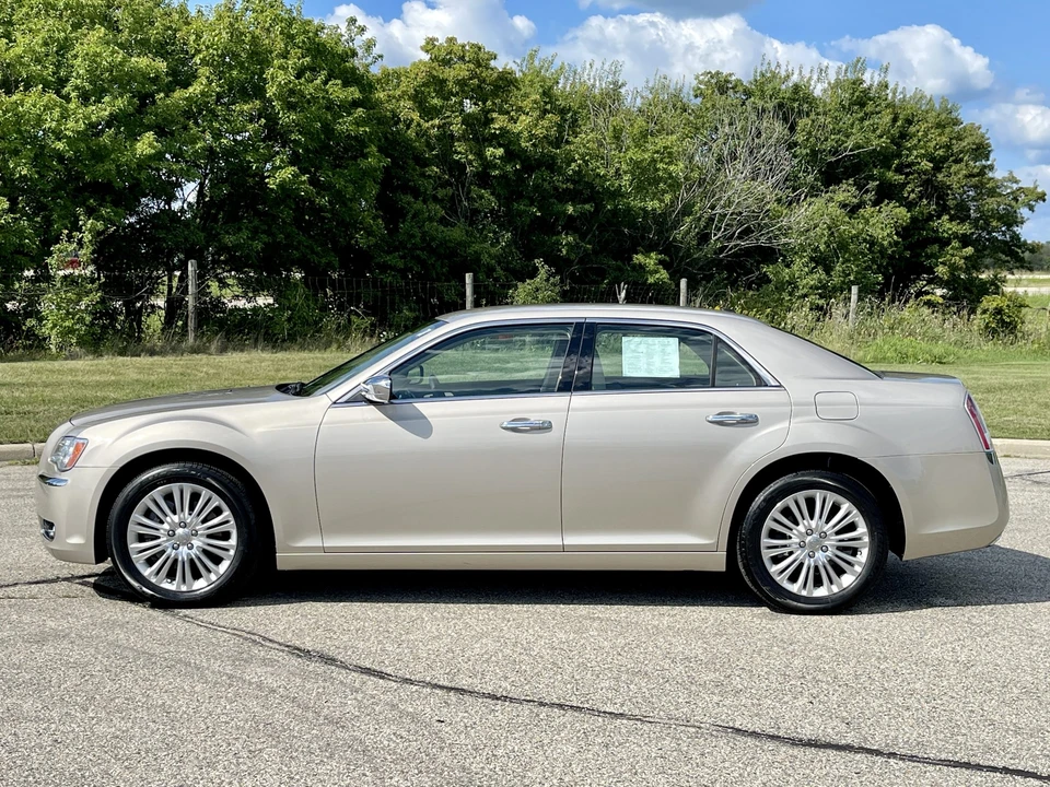 2012 Chrysler 300 (2005-2023) - Image 8 of 31