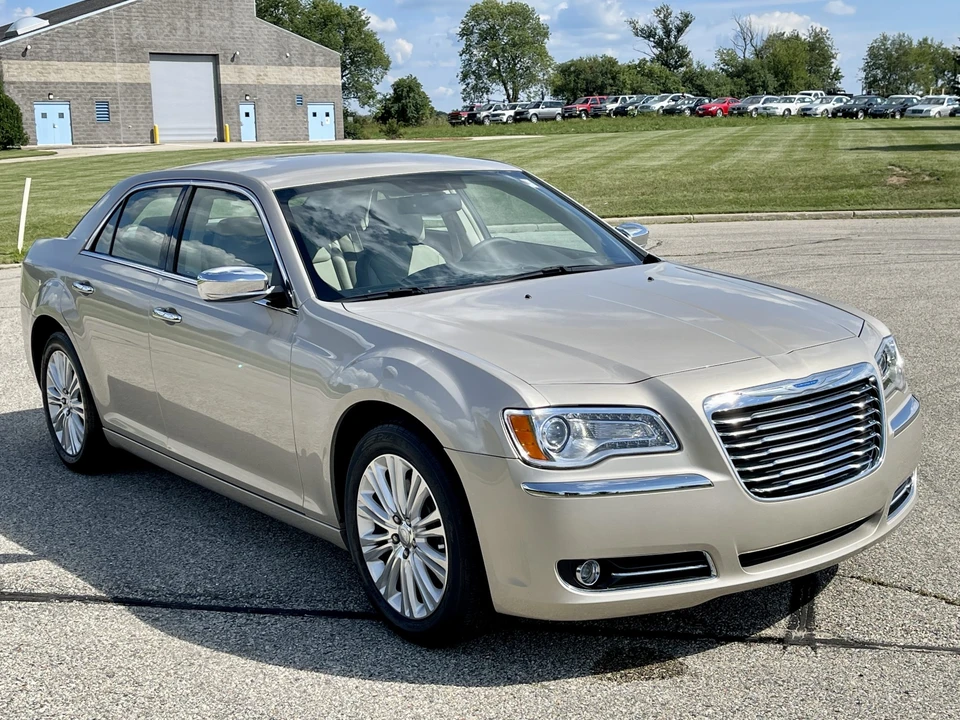2012 Chrysler 300 (2005-2023) - Image 2 of 31