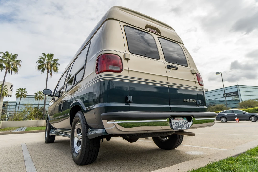 2003 Dodge Ram Van - Image 10 of 31