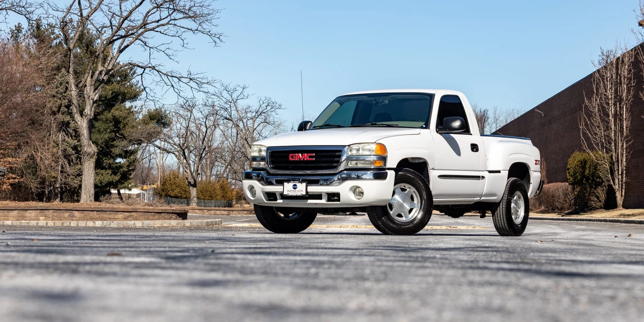2004 GMC Sierra 2nd Gen - Image 2 of 31