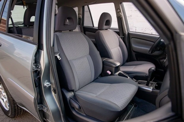 2004 Toyota RAV4 2nd Gen - Image 4 of 7