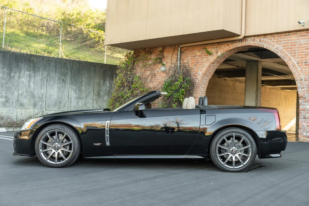 2009 Cadillac XLR-V - Image 11 of 31