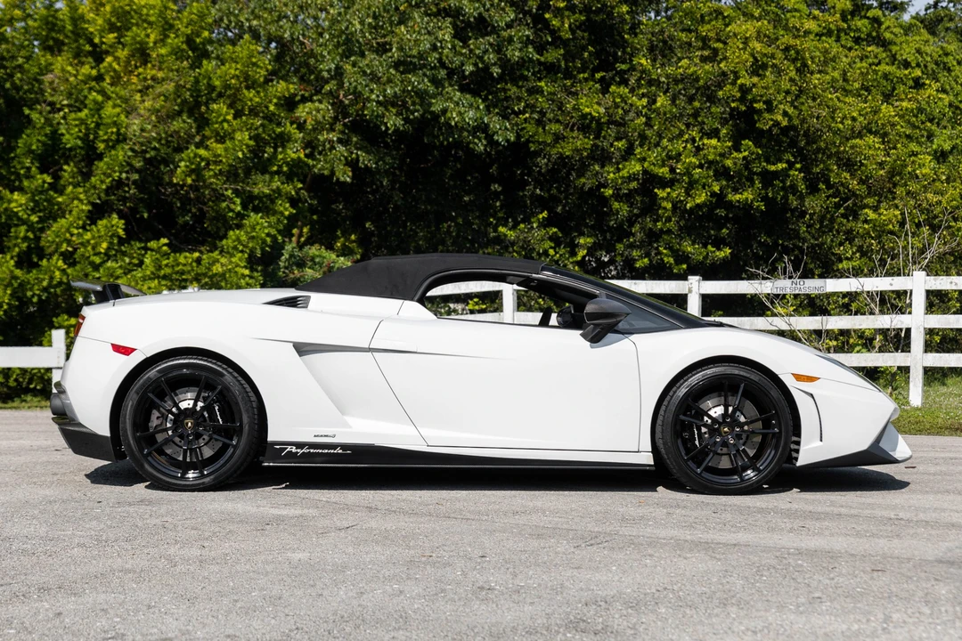 2011 Lamborghini Gallardo LP570-4 Spyder Performante - Image 7 of 31