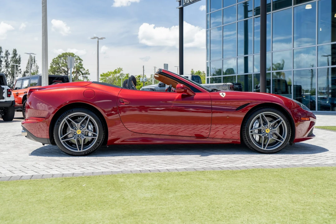 2015 Ferrari California T - Image 5 of 31