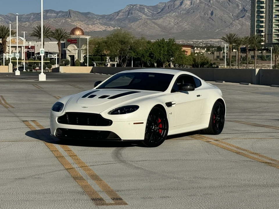 2017 Aston Martin V12 Vantage (2010-2018) - Image 3 of 31
