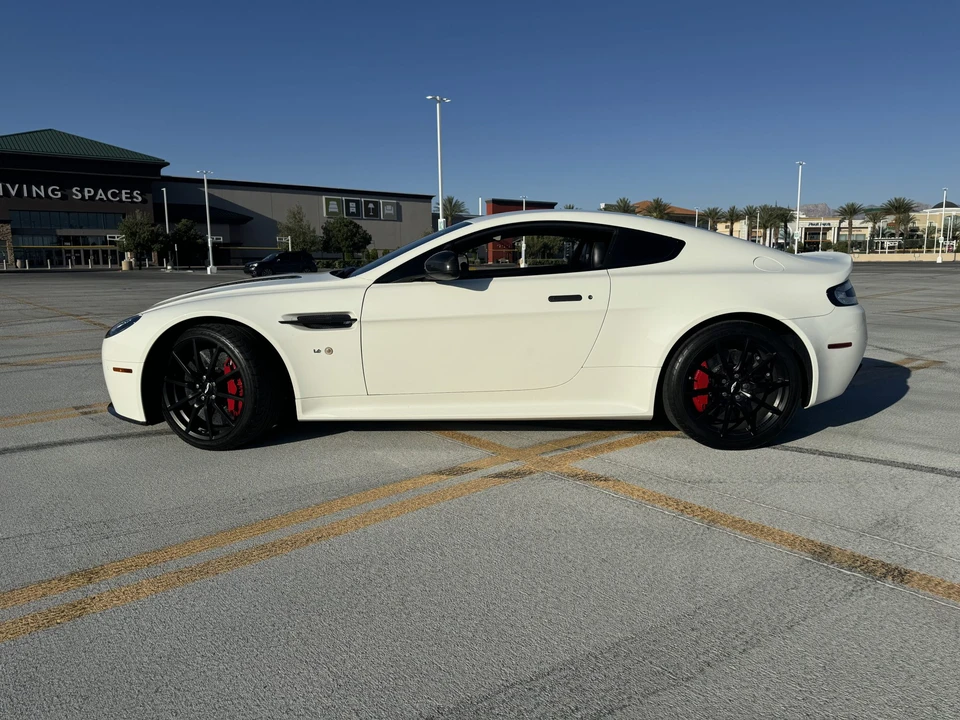 2017 Aston Martin V12 Vantage (2010-2018) - Image 9 of 31