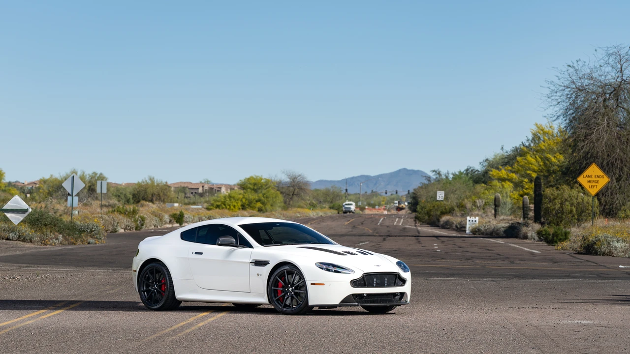 2017 Aston Martin V12 Vantage (2010-2018) - Image 15 of 31
