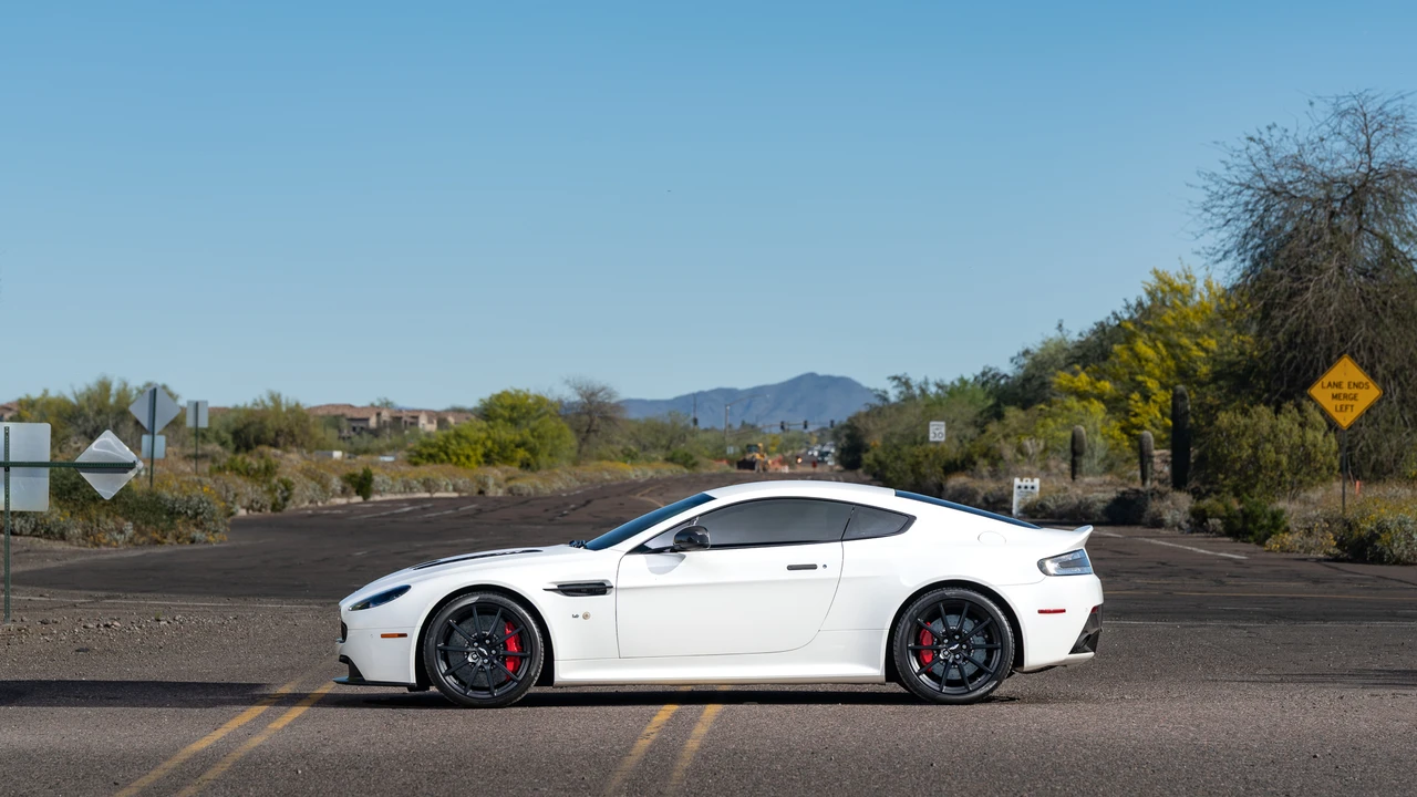 2017 Aston Martin V12 Vantage (2010-2018) - Image 17 of 31