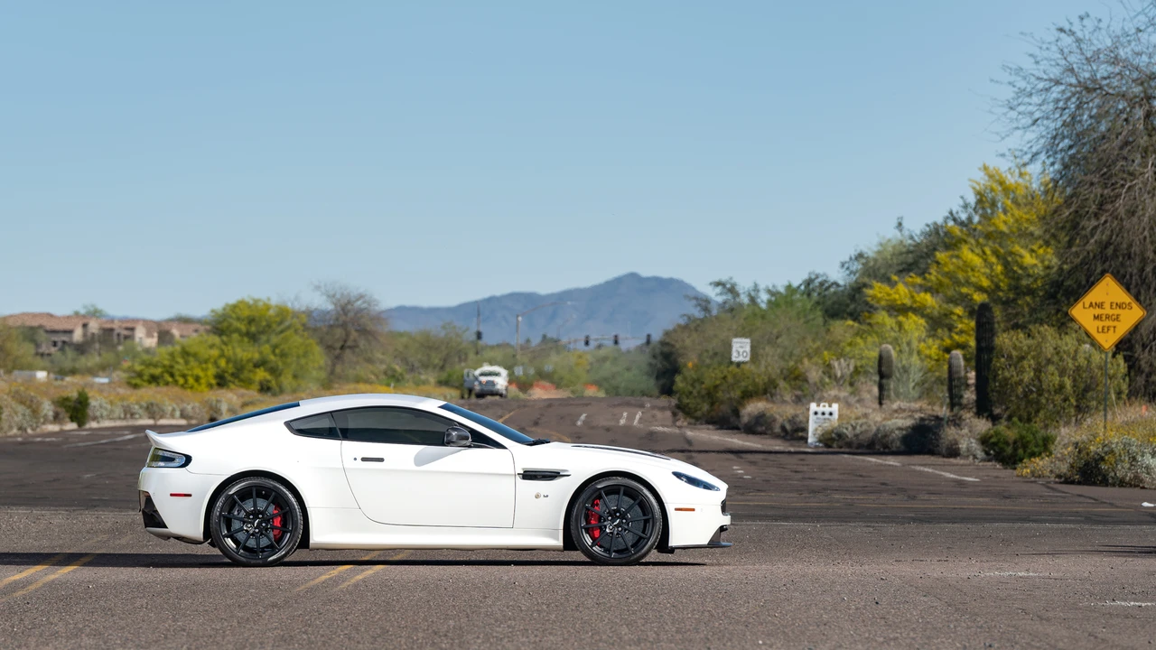 2017 Aston Martin V12 Vantage (2010-2018) - Image 18 of 31