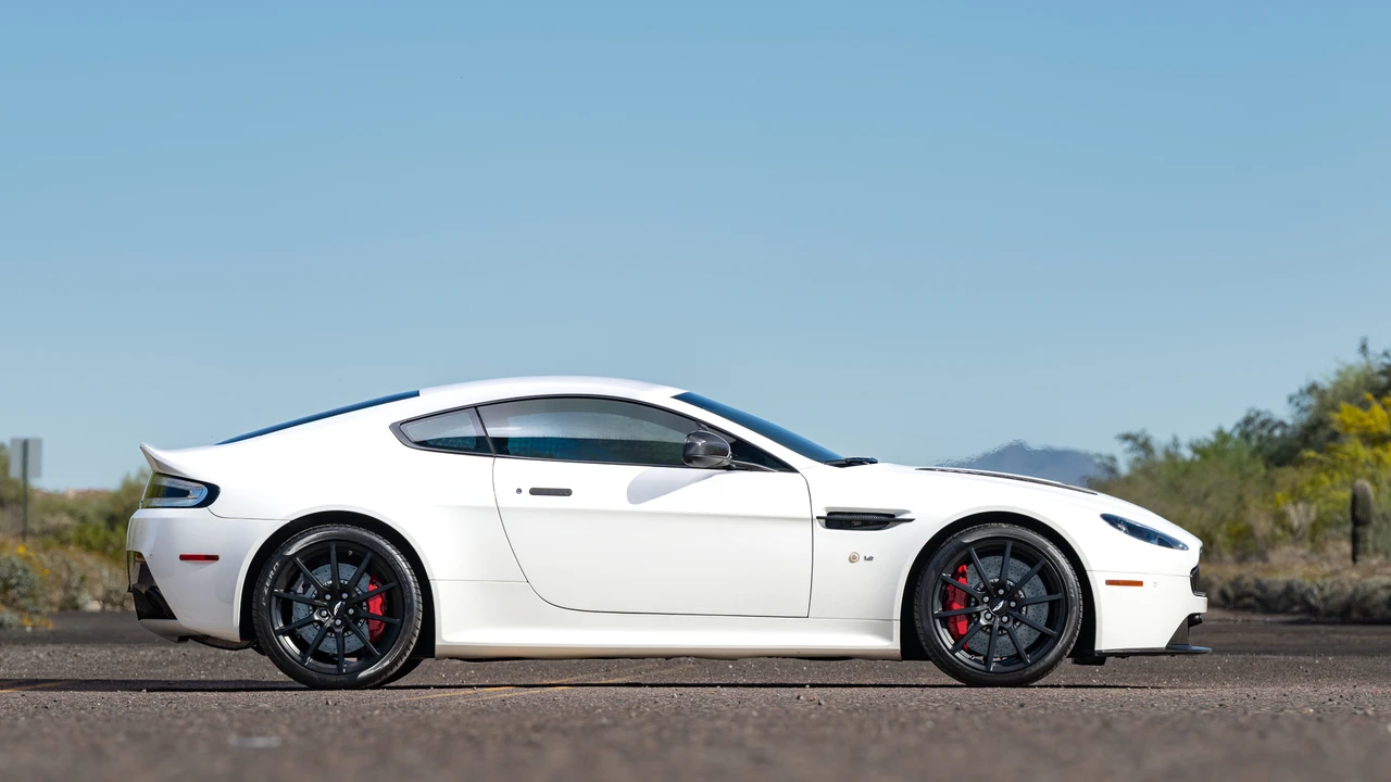 2017 Aston Martin V12 Vantage (2010-2018) - Image 19 of 31