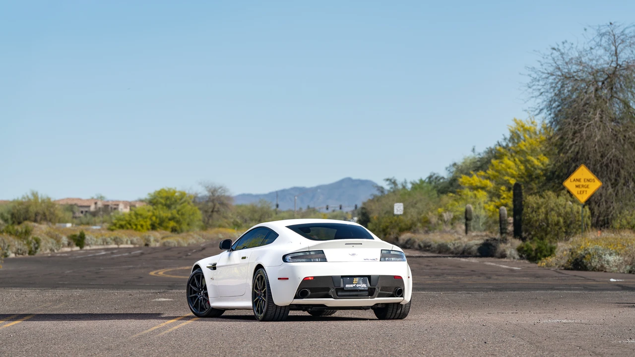 2017 Aston Martin V12 Vantage (2010-2018) - Image 28 of 31