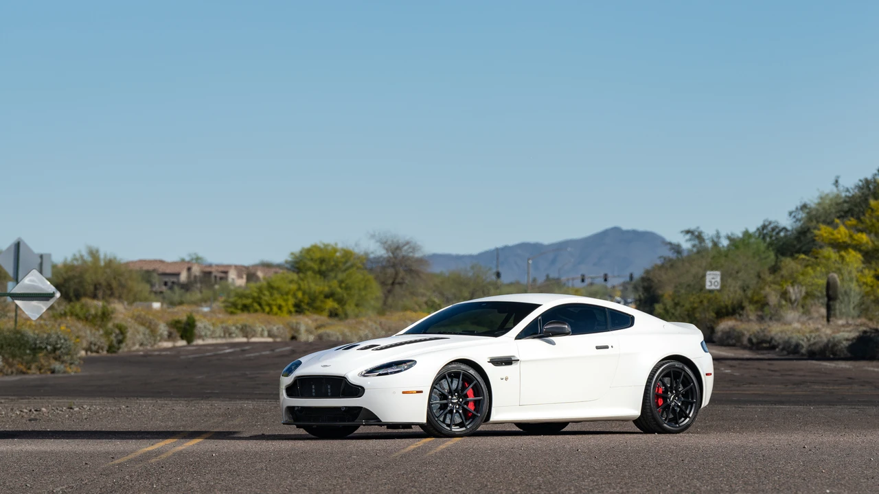 2017 Aston Martin V12 Vantage (2010-2018) - Image 4 of 31