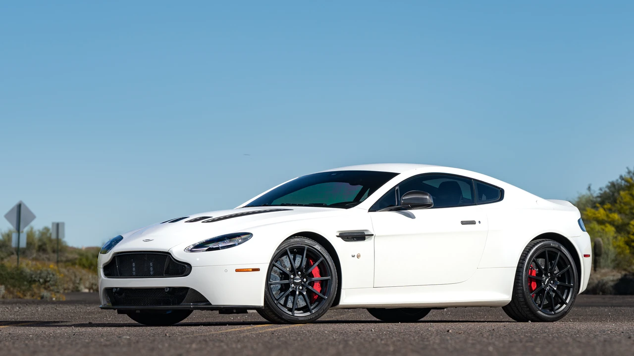 2017 Aston Martin V12 Vantage (2010-2018) - Image 5 of 31