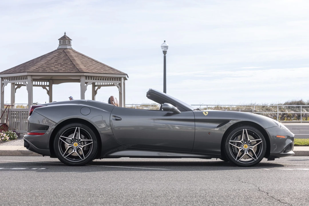 2017 Ferrari California T - Image 5 of 31