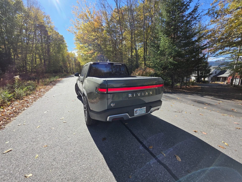 2022 Rivian R1T - Image 9 of 31