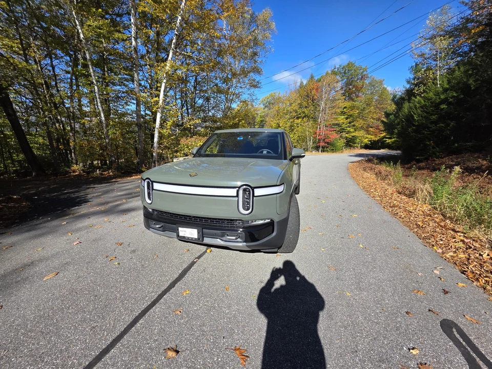 2022 Rivian R1T - Image 2 of 31