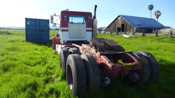 Peterbilt - Image 2 of 9