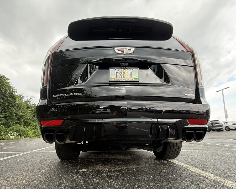 2023 Cadillac Escalade-V 5th Gen - Image 25 of 31