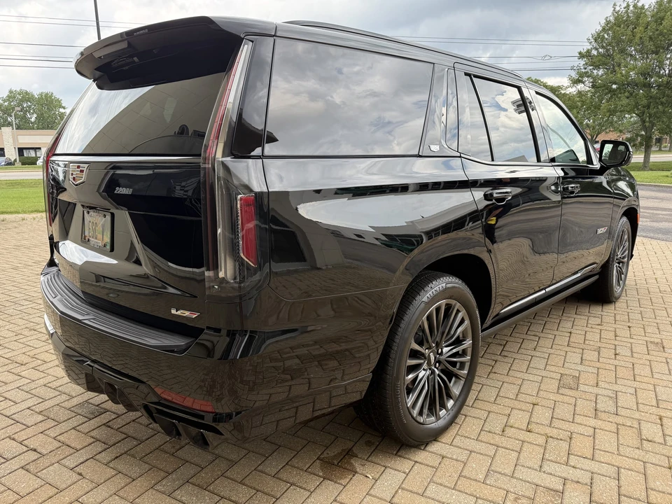 2023 Cadillac Escalade-V 5th Gen - Image 18 of 31