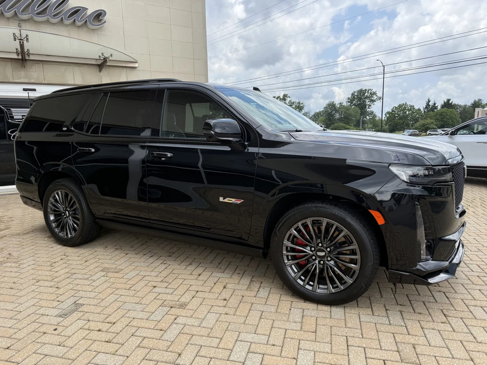 2023 Cadillac Escalade-V 5th Gen - Image 13 of 31