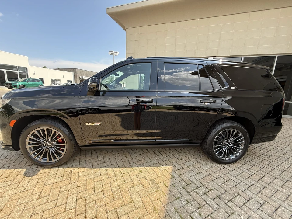 2023 Cadillac Escalade-V 5th Gen - Image 27 of 31