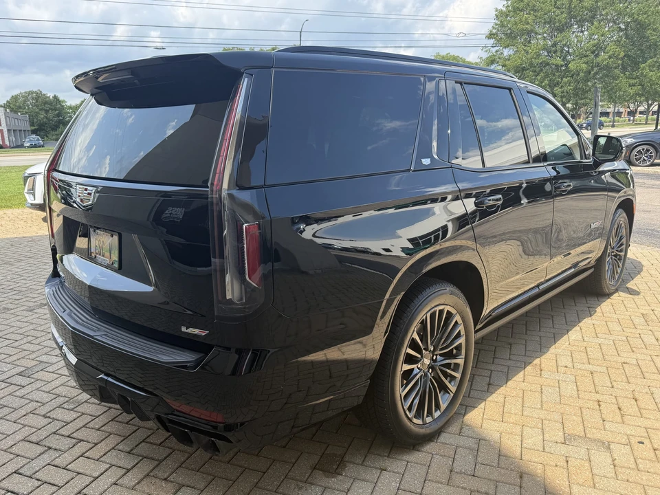 2023 Cadillac Escalade-V 5th Gen - Image 17 of 31