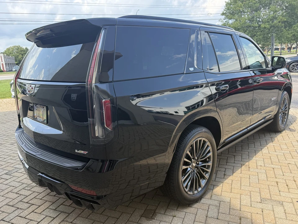 2023 Cadillac Escalade-V 5th Gen - Image 19 of 31