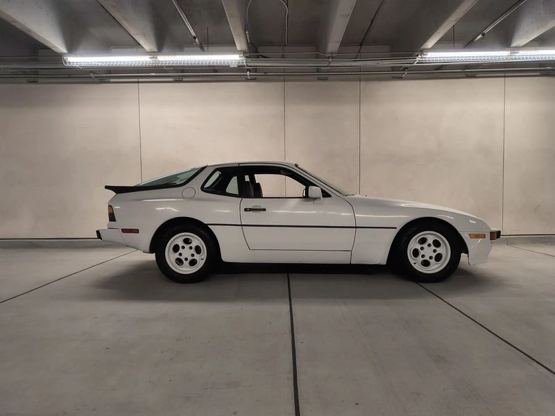Porsche 944 - Image 2 of 6