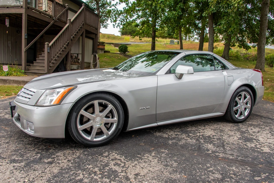 2005 Cadillac XLR - Image 9 of 31