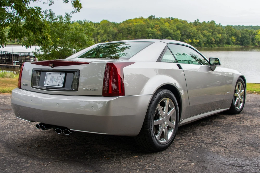 2005 Cadillac XLR - Image 13 of 31