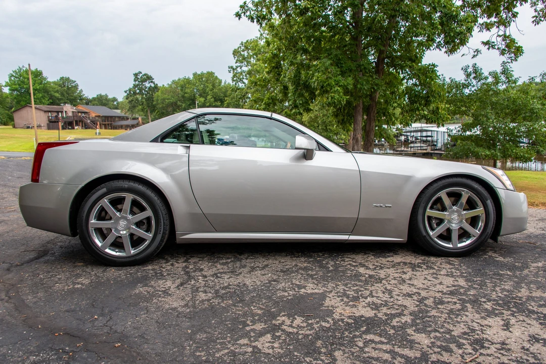 2005 Cadillac XLR - Image 12 of 31