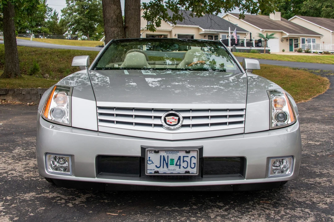 2005 Cadillac XLR - Image 2 of 31