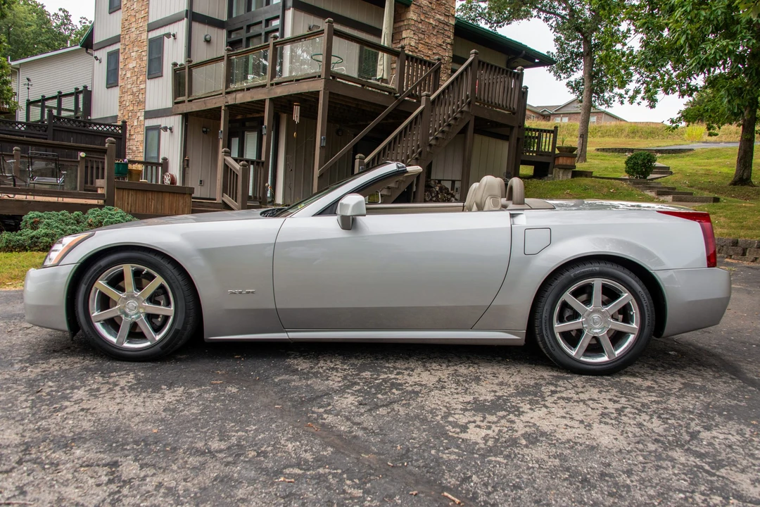 2005 Cadillac XLR - Image 8 of 31
