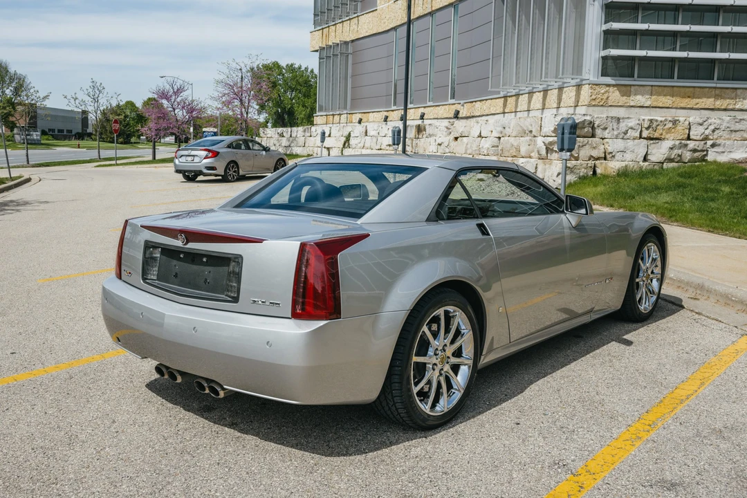 2006 Cadillac XLR-V - Image 18 of 31