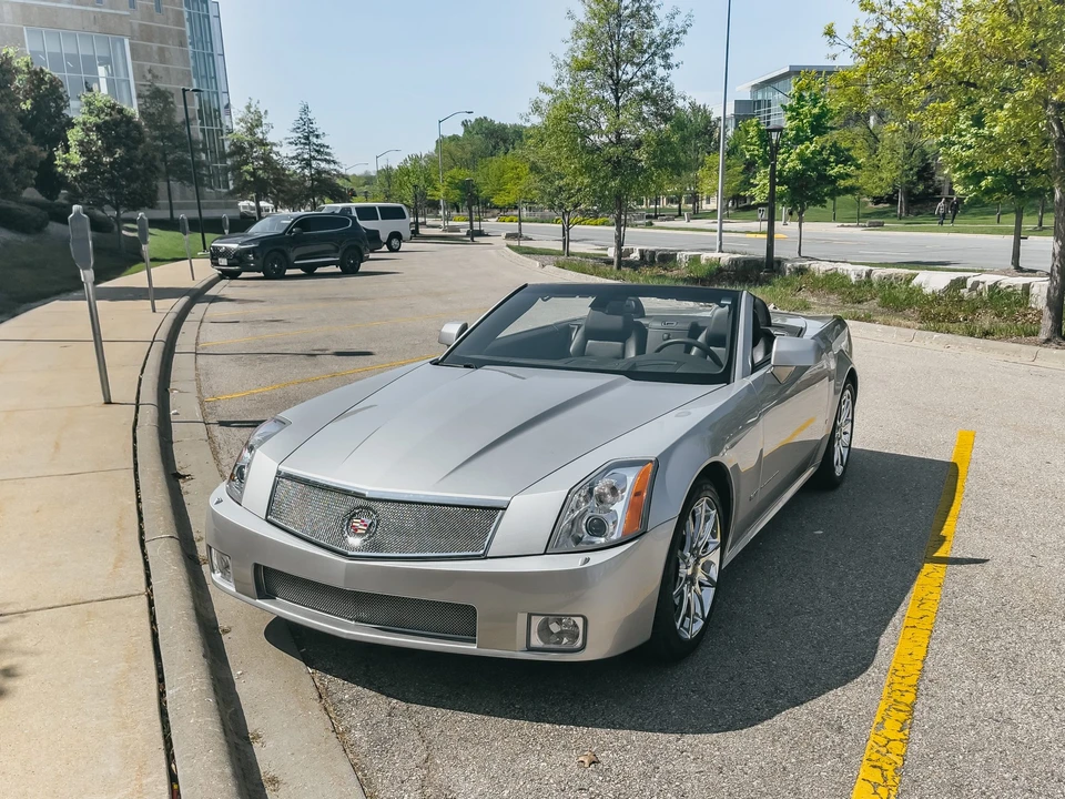 2006 Cadillac XLR-V - Image 2 of 31