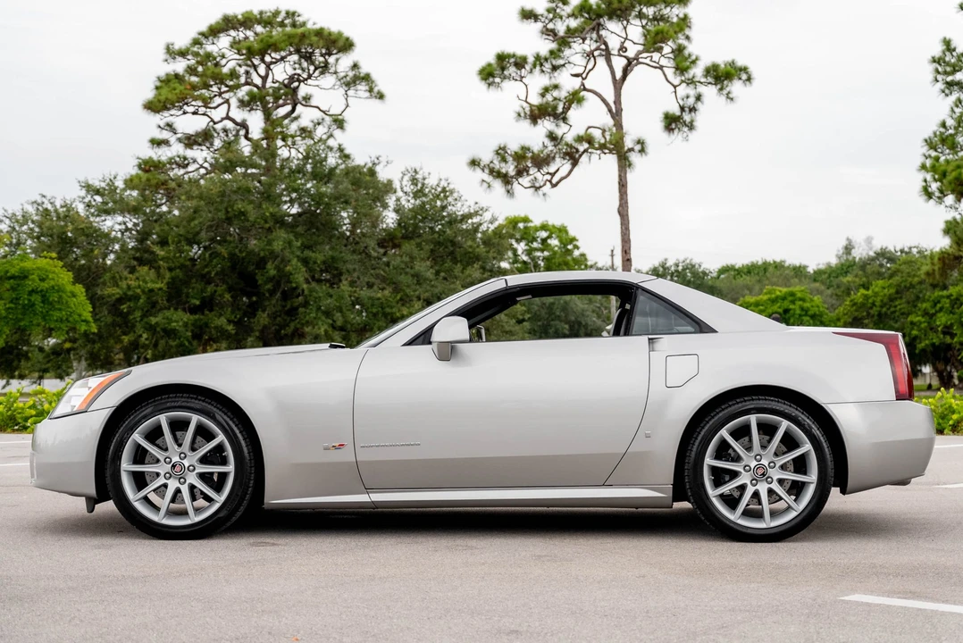 2006 Cadillac XLR-V - Image 14 of 31