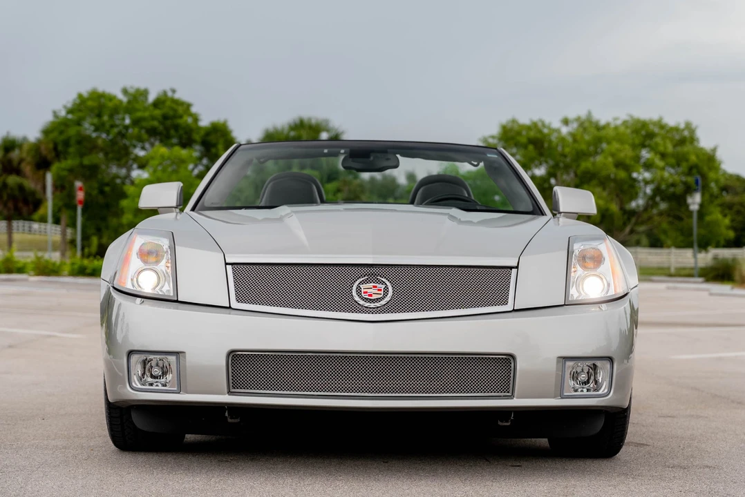 2006 Cadillac XLR-V - Image 2 of 31