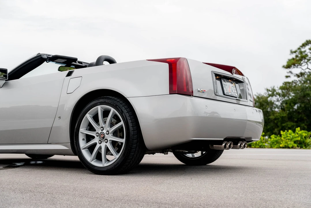 2006 Cadillac XLR-V - Image 24 of 31