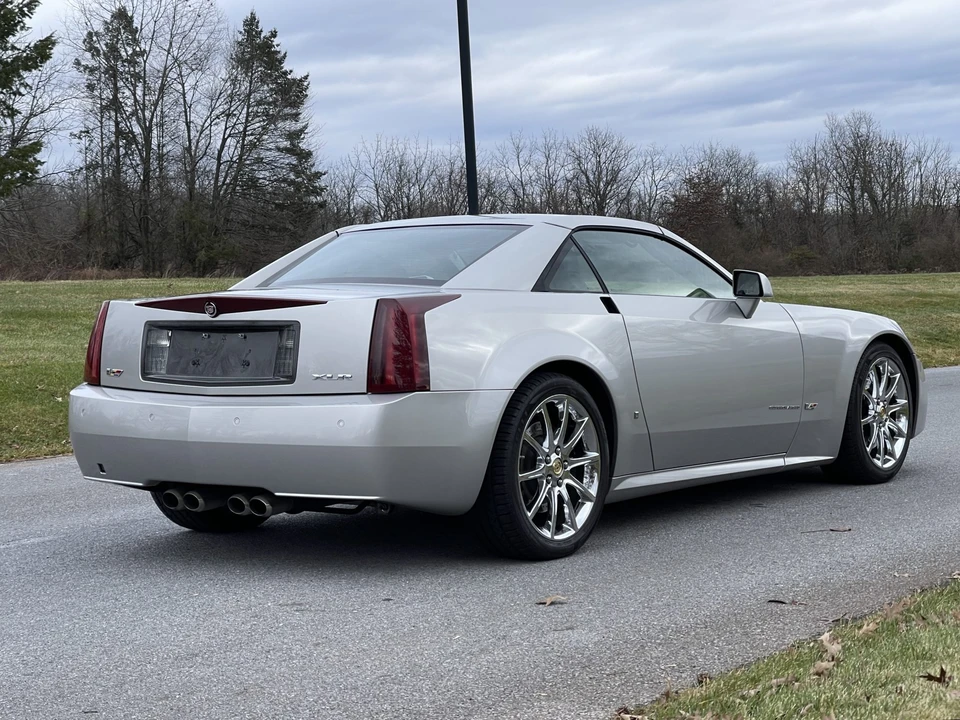 2006 Cadillac XLR-V - Image 16 of 31