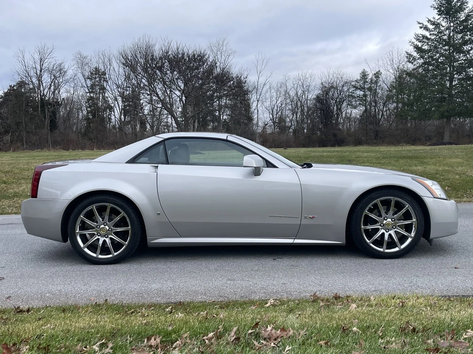 2006 Cadillac XLR-V - Image 18 of 31