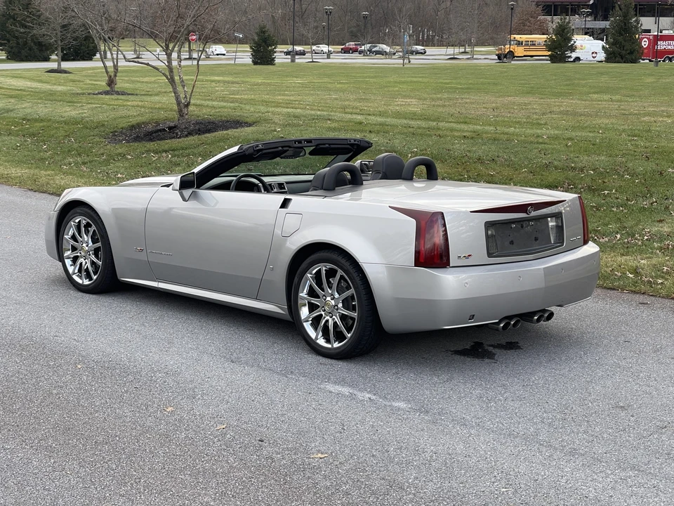 2006 Cadillac XLR-V - Image 18 of 31