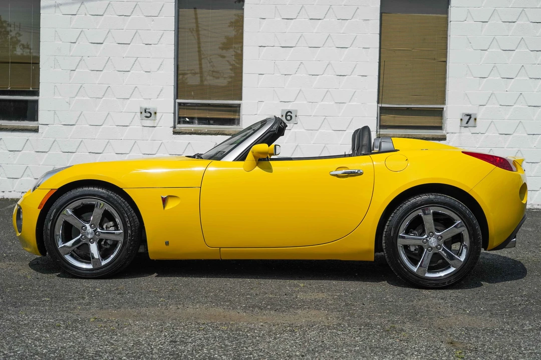 2007 Pontiac Solstice GXP - Image 2 of 31