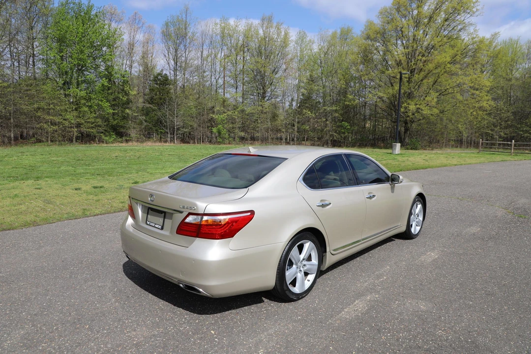 2011 Lexus LS 4th Gen - Image 26 of 31