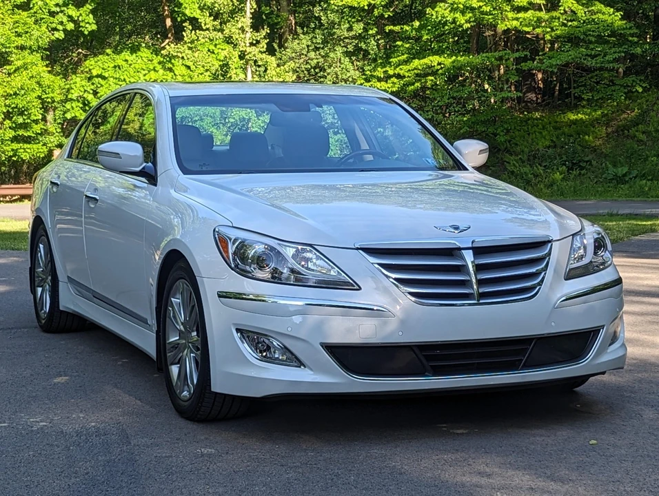 2012 Hyundai Genesis - Image 17 of 31