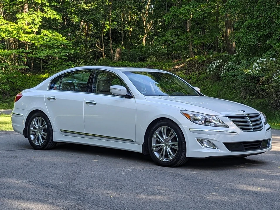 2012 Hyundai Genesis - Image 25 of 31